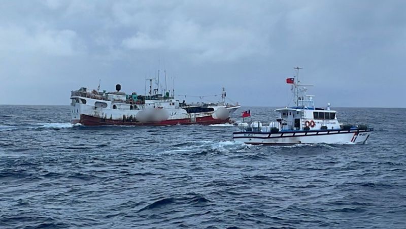 攘外安內馬不停蹄 海巡馳援遠海失去電力漁船