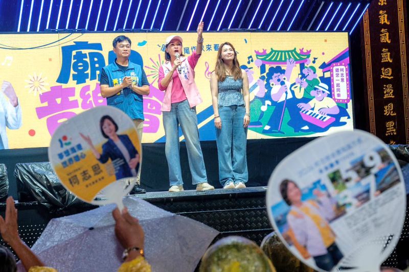 前金萬興宮雨中開講民眾相挺　黃裕庭：與柯志恩攜手讓前金風華再現