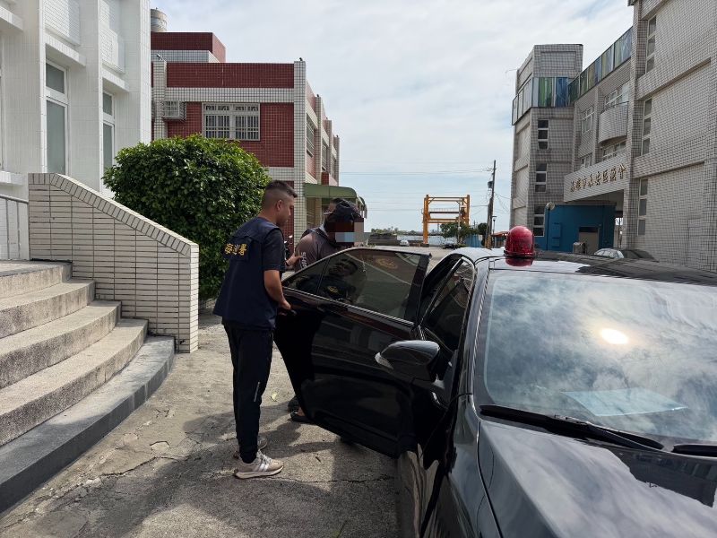 颱風離台嚴防不法分子潛逃   海巡同仁將羅姓通緝犯解送至地檢署